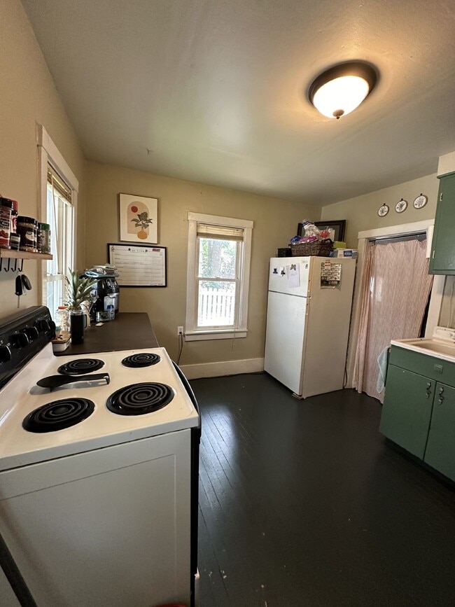 Building Photo - 1 Bed 1 Bath single family home near UWEC Available June 1st! Fenced in yard!