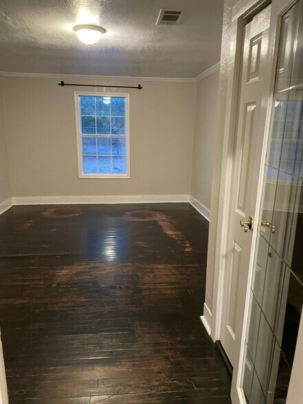 Building Photo - 3336 I-35