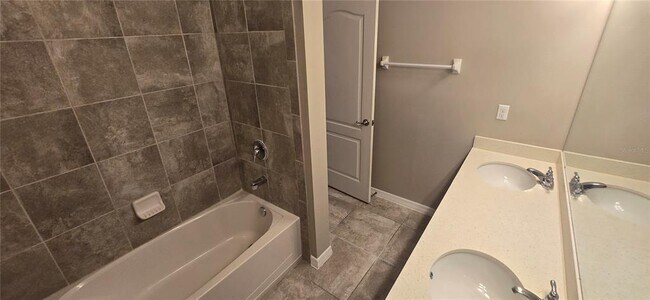 Building Photo - 7564 Bishop Square Dr