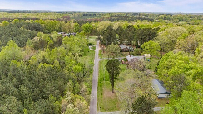 Building Photo - Updated 3-Bedroom Home on Quiet Street in Charlotte Court House!