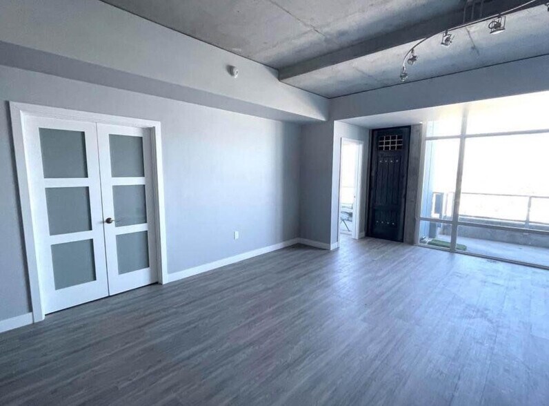 Building Photo - 1080 Park Blvd