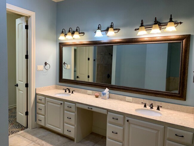 Building Photo - Luxury Garden Home In Tanglewood Terrace!!