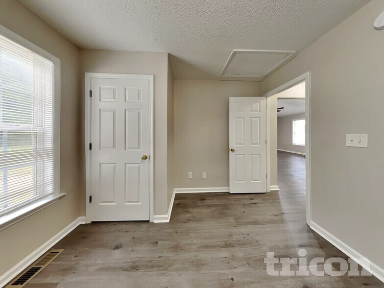 Building Photo - 105 Pinto Ln