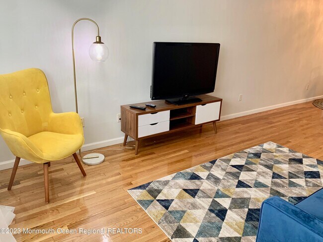 Building Photo - 304 4th Ave