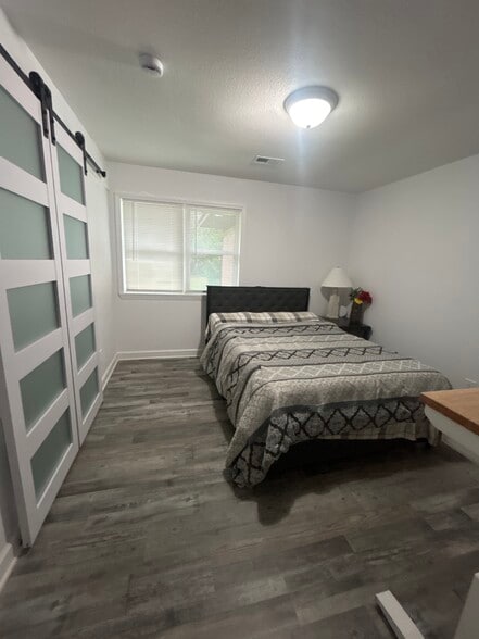 Building Photo - 1223 Poplar Ave