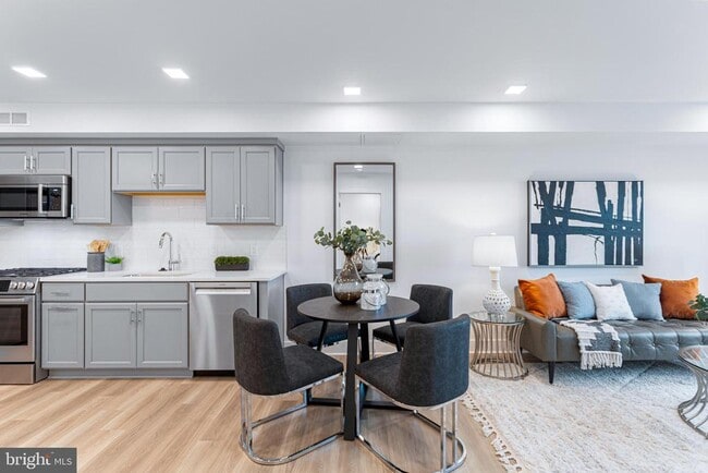 Building Photo - 701 N Henry St