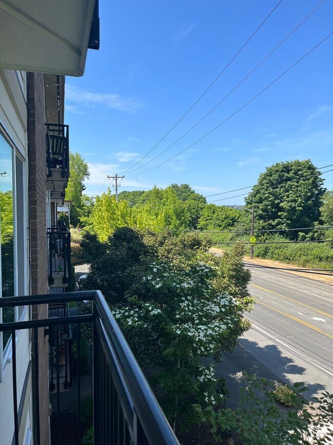 Building Photo - Spacious Renovated 2 Bed 1.5 Bath with Cor...