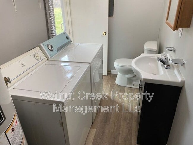 Building Photo - 671-681 Shoreline Dr