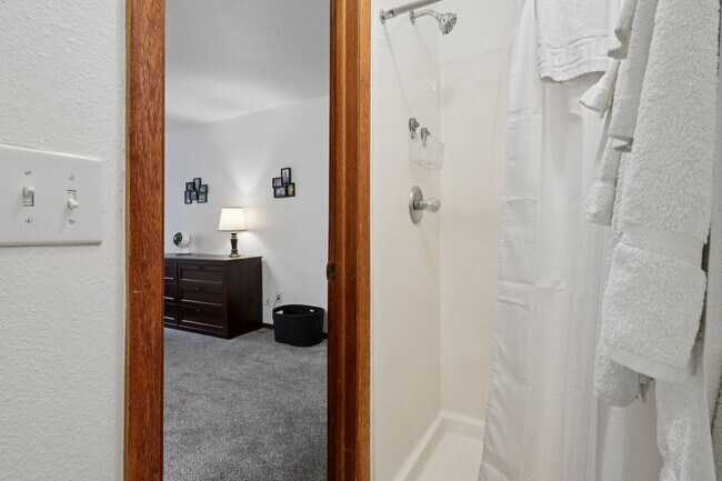 Building Photo - Serenity and Views with this 3 bedroom/3Bathroom Townhome in Buffalo Ridge