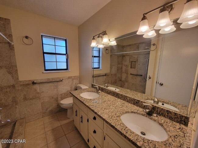 Building Photo - 738 Oak Ave