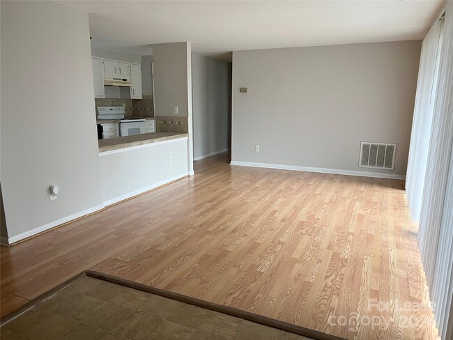 Building Photo - 1645 Arlyn Cir
