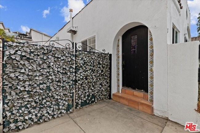 Building Photo - 1018 Havenhurst Dr