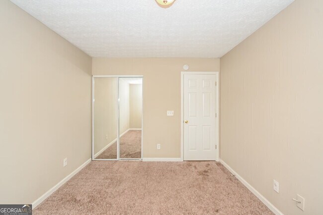 Building Photo - 213 Oak Grove Way