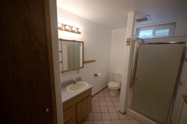 Building Photo - 4 bed, 2 bath, split level home in Sequim,...