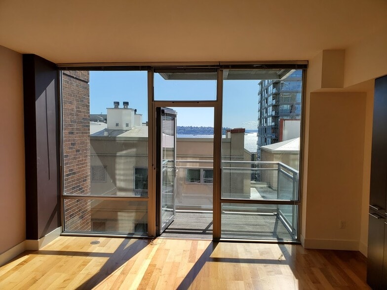 609 Water View Lots of light - 2911 2nd Ave