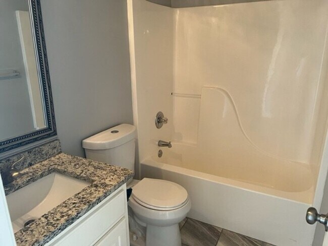 Building Photo - Cozy 3 Bed 2 Bath House! Available August ...