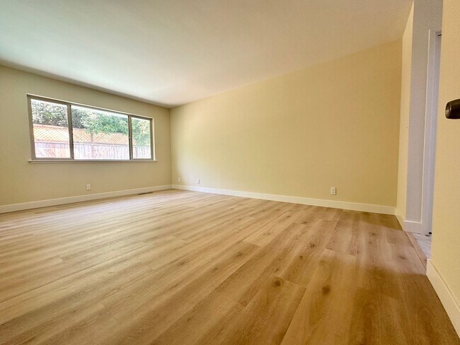 Building Photo - Spacious 4 Bed 2.5 Bath South Los Altos Home - Pool! Great Schools!