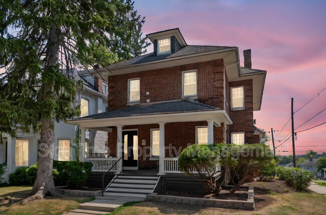 Building Photo - 460 Summit Ave