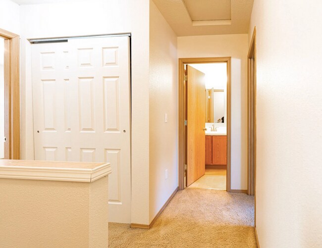 Building Photo - Rare 2 X 1.5 Townhome Availble in October