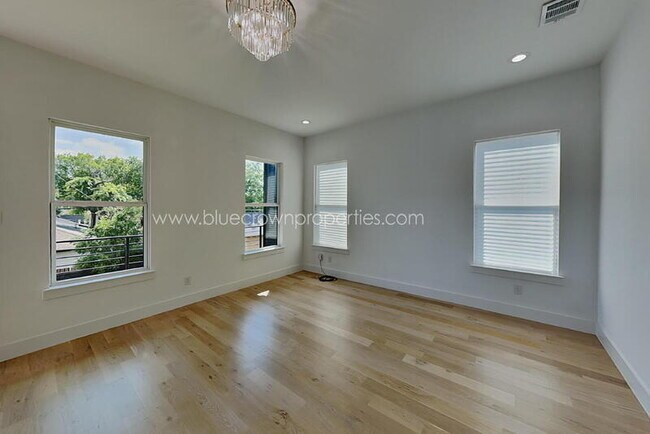 Building Photo - 805 S Glasgow Dr