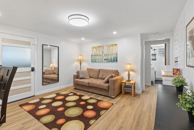 Building Photo - Style Meets Location 3 Bedroom 3 Bathroom Single Family Home - Must See