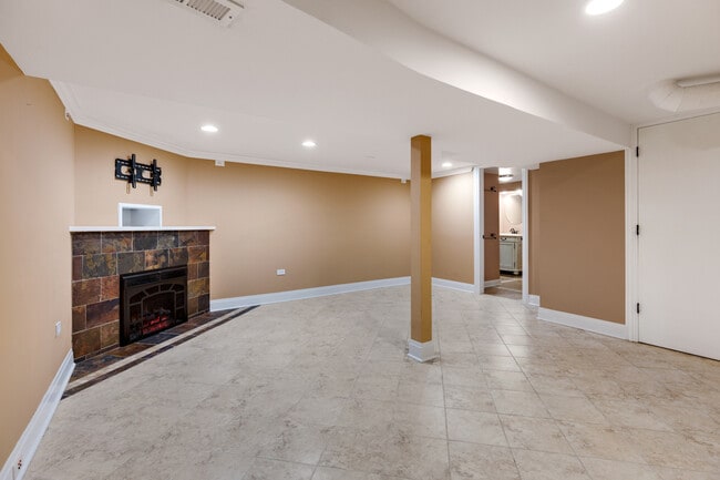 Building Photo - 740 Lakeview Point