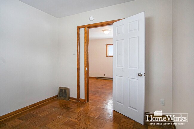 Building Photo - Adorable 2 Bed, 1.5 Bath with Covered Porch and Mudroom
