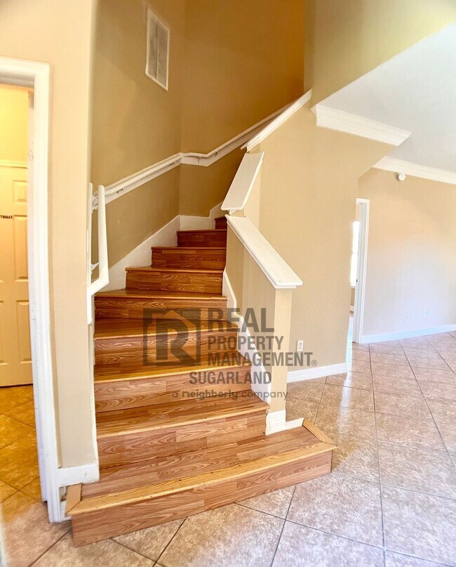 Building Photo - 5012 Higgins St