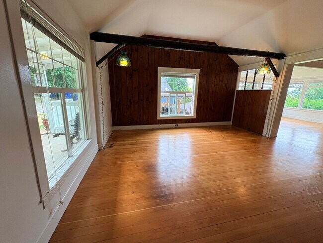 Building Photo - Charming Three Bed West Seattle Vintage Home Near Lincoln Park and Puget Sound!