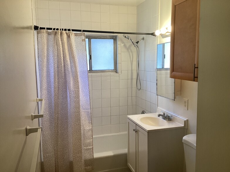 Building Photo - 138 N Vecino Dr