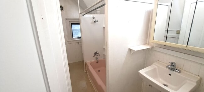 Building Photo - 112 Hudson St