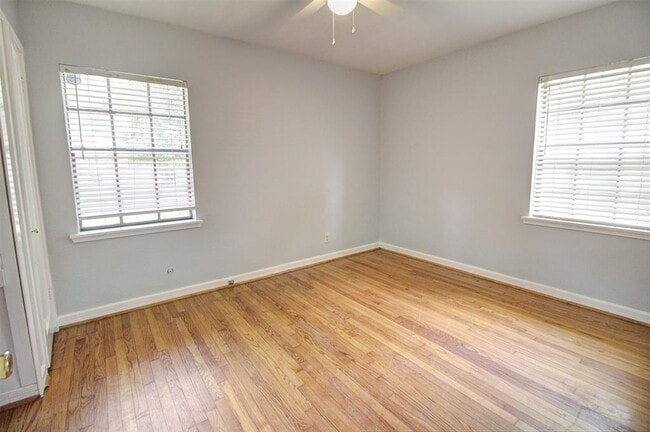 Building Photo - 950 Lamonte Ln
