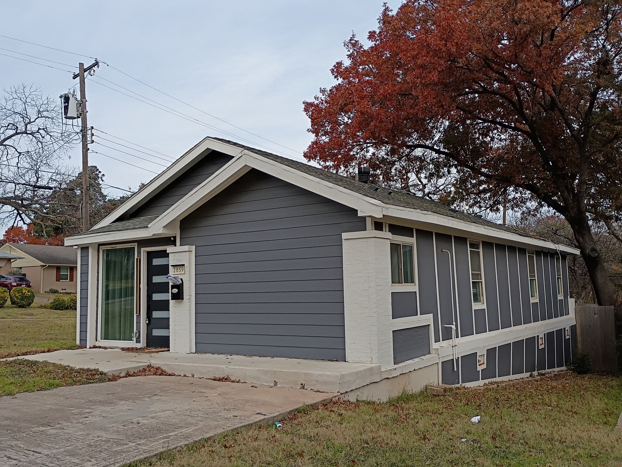 Building Photo - Room in House on W Brooklyn Ave