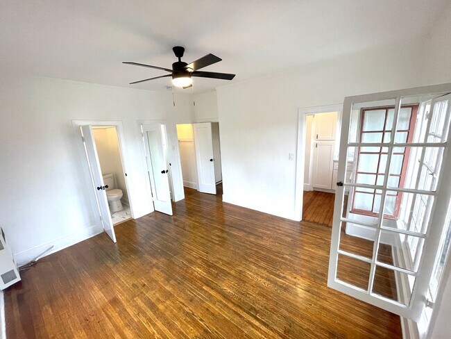 Building Photo - Spacious, studio located Echo Park! Move-i...