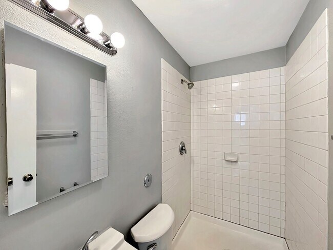 Building Photo - Beautiful 4B/2BA House in Clairemont w/ La...