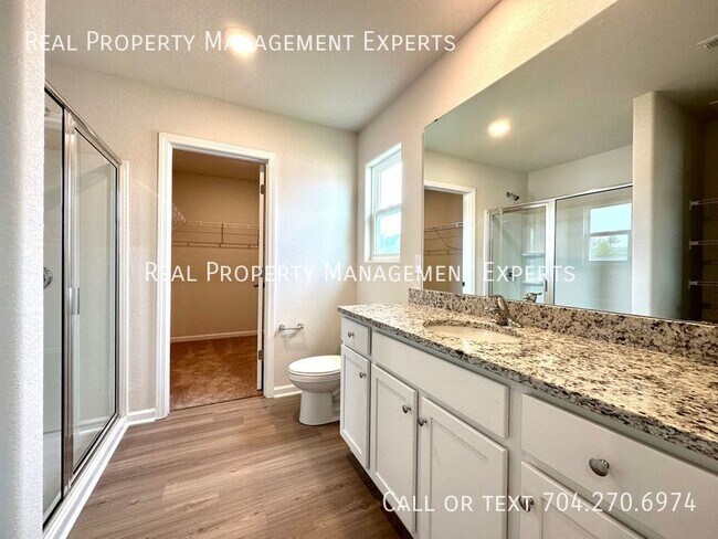 Building Photo - 512 Hawley St