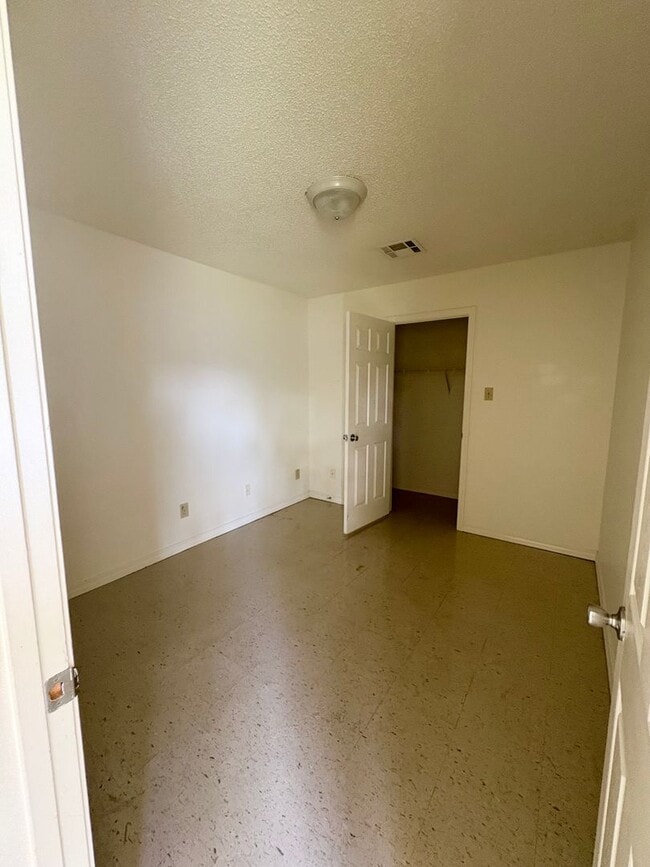 Building Photo - Waveland Duplex