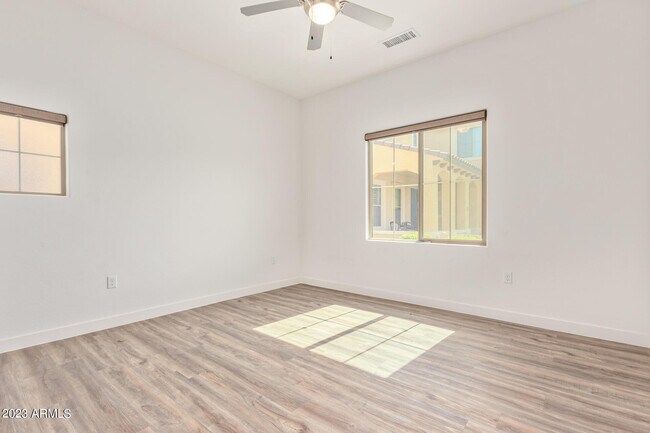 Building Photo - 1500 E Wahalla Ln