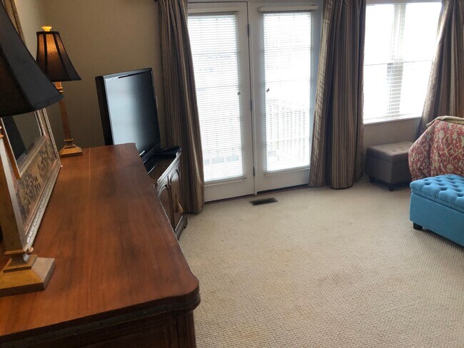 Master Bedroom - 1604 W Edgewater Ave