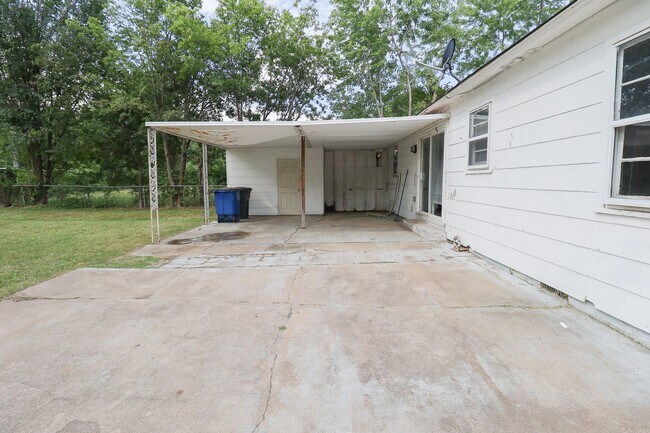 Building Photo - 3 BED 1 BATH! Schedule a tour today!