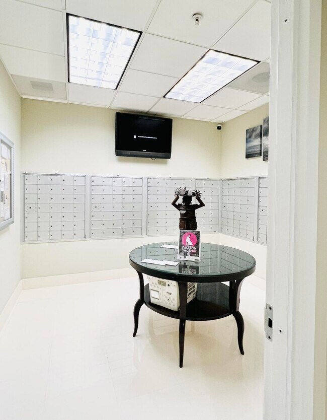 Building Photo - 610 Clematis St