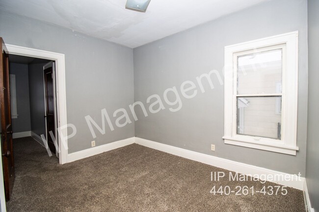 Building Photo - Charming Down Unit in Garfield Heights – A...