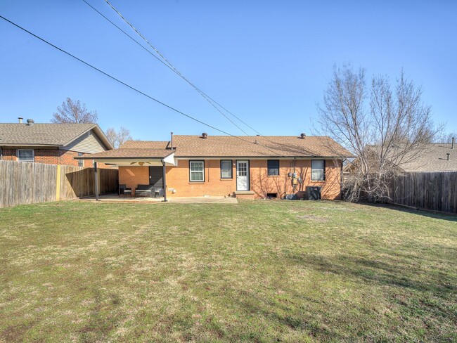 Building Photo - Remodeled bungalow near Nichols Hills