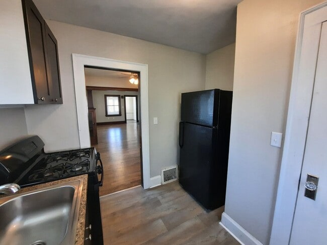 Building Photo - 2 Bedroom, 1 Bathroom home with large garage