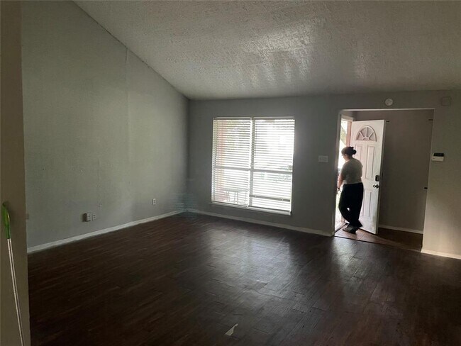 Building Photo - 1026 W Brompton Dr