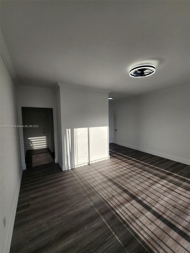 Building Photo - 2101 Normandy Dr