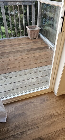 Deck off living room - 960 NE Commercial St