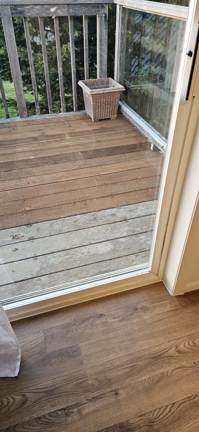 Deck off living room - 960 NE Commercial St