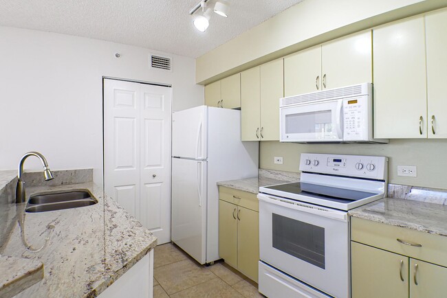 Building Photo - Charming 2 beds 2 baths condo, gated commu...