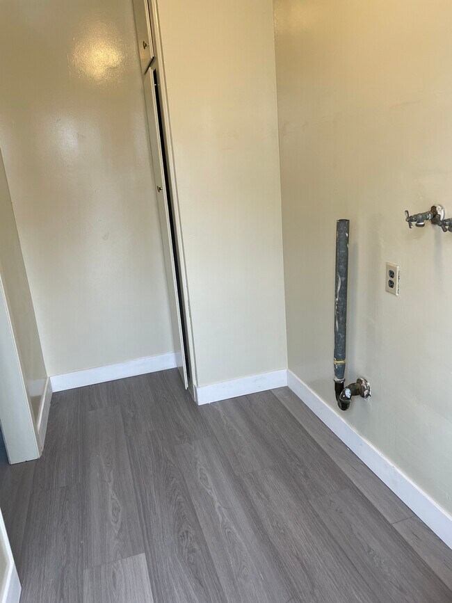 laundry room - 25219 Loytan St